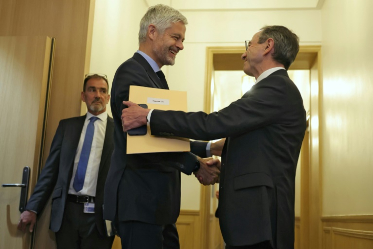 Le président des LR Bruno Retailleau, à droite, et le président du groupe LR à l'Assemblée nationale, Laurent Wauquiez, à gauche, le 20 mai 2025 à Paris ( AFP / Thomas SAMSON )