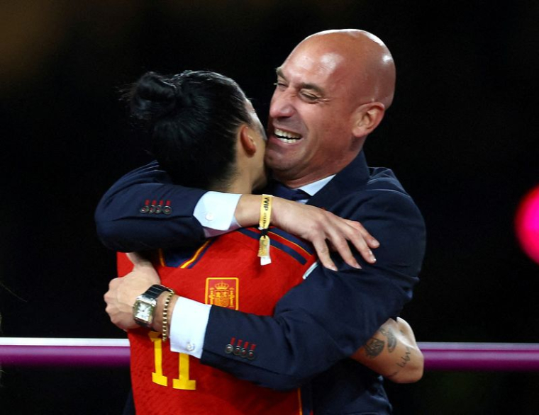 L'ancien président de la Fédération Royale Espagnole de Football Luis Rubiales avec l'Espagnole Jennifer Hermoso