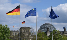 Les drapeaux allemand, de l'Union Européenne et de l'Otan