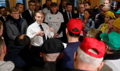 Emmanuel Macron rencontre des agriculteurs manifestant avant l'ouverture du Salon de l'Agriculture à Paris