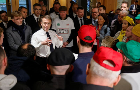 Emmanuel Macron rencontre des agriculteurs manifestant avant l'ouverture du Salon de l'Agriculture à Paris