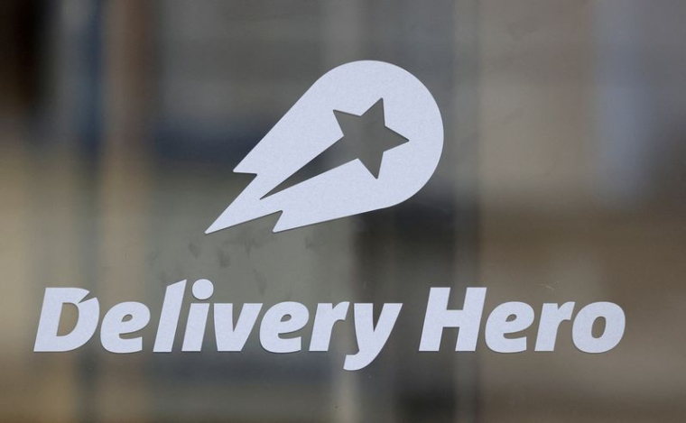 Le logo du Delivery Hero est photographié au siège de l'entreprise à Berlin