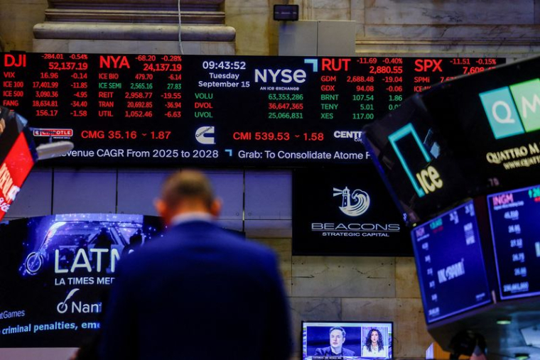 Un écran affiche les cours de la Bourse après la cloche d'ouverture à la Bourse de New York (NYSE), à New York