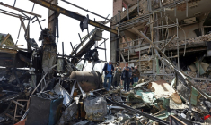 Des représentants des médias se rassemblent autour du bâtiment endommagé de l’université Shahid Beheshti après une frappe, à Téhéran, le 4 avril 2026 ( AFP / - )