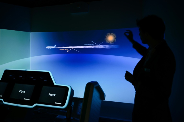 Thales présente son cockpit connecté sur son site de Mérignac, près de Bordeaux, dans le sud-ouest de la France, le 28 mai 2025 ( AFP / Philippe LOPEZ )