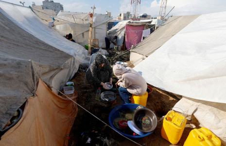 Des personnes palestiniennes déplacées dans un camp de Khan Younis, à Gaza