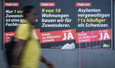 Un homme passe devant des affiches appelant à voter "oui" lors de l'initiative du 14 juin prochain pour plafonner la population à 10 millions, une proposition anti-immigration, à Zurich, le 28 mai 2026 ( AFP / SEBASTIEN BOZON )