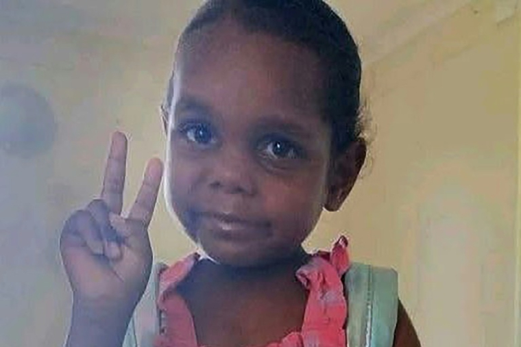 Photo d'archive non datée, fournie par la police de l'Etat australien du Territoire du Nord le 1er mai 2026, montre Kumanjayi Little Baby, une fillette de cinq ans issue d'une communauté autochtone âgée de cinq ans ( NORTHERN TERRITORY POLICE FORCE / Handout )