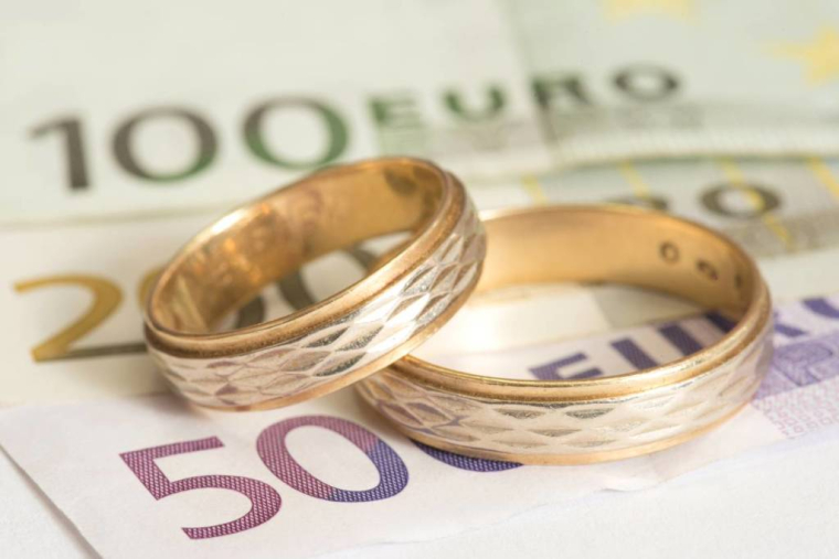 Mariage : comment bien calculer son budget ? / iStock.com - Stadtratte