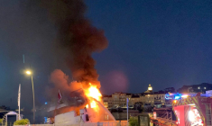 Photo prise et diffusée par les pompiers du SDIS 83 du Var, le 10 juillet 2025, montrant un superyacht en feu dans le port de Saint-Tropez ( SDIS83 / Handout )