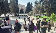 Des fidèles accomplissent les premières prières du vendredi du ramadan à al-Aqsa