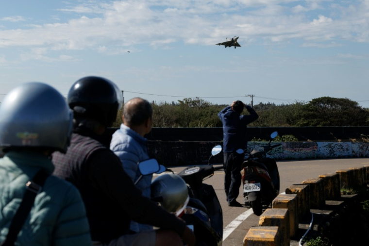 Un Mirage 2000 de l'armée de l'air taïwanaise décollant de la base aérienne de Hsinchu, dans le nord-ouest de Taïwan, le 29 décembre 2025 ( AFP / CHENG Yu-chen )