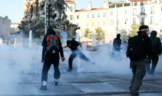 Des manifestants protestant contre la vie chère à Marseille le 17 octobre 2026 ( AFP / Thibaud MORITZ )
