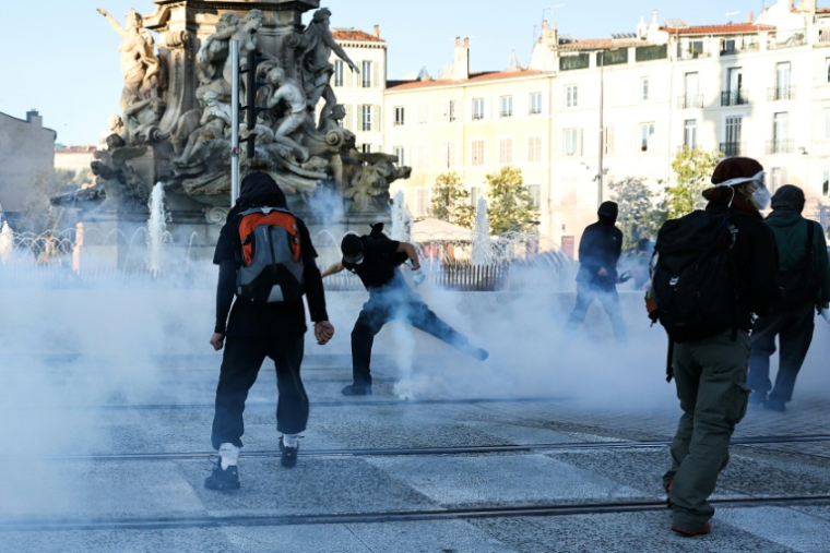 Des manifestants protestant contre la vie chère à Marseille le 17 octobre 2026 ( AFP / Thibaud MORITZ )