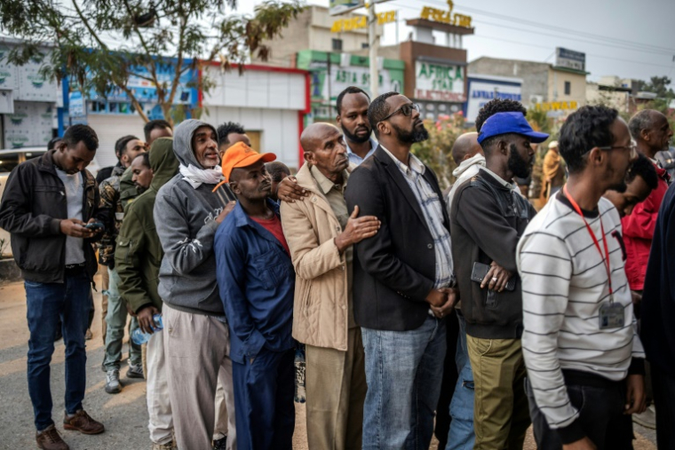 Des électeurs font la queue pour voter à l'élection présidentielle du Somaliland, le 13 novembre 2024 à Hargeisa ( AFP / LUIS TATO )