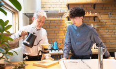 Louer une chambre à un étudiant présente de nombreux avantages pour un senior (Crédits photo : Adobe Stock -  )