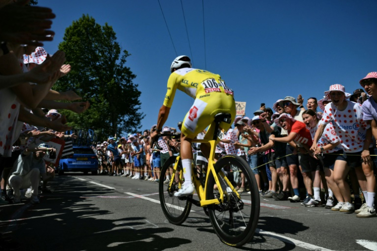 Mathieu van der Poel dans le final de la 7e étape du Tour à Mûr-de-Bretagne, le 11 juillet 2025. Le Néerlandais a terminé à 1:20. de Tadej Pogacar, cédant son maillot jaune au Slovène et tombant à la 5e place du classement général ( AFP / Marco BERTORELLO )
