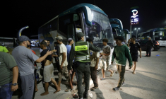 Des membres des forces de l'ordre marocaines acheminent par bus vers leurs villes d'origine des personnes qui avaient pénétré illégalement dans l'enclave espagnole de Ceuta, sur la côte nord du Maroc, le 1er août 2026 à Fnideq ( AFP / Abdel Majid BZIOUAT )
