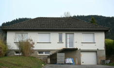 Cette photographie montre le domicile du plus jeune fils de Liliane Coinchelin, à Saint-Michel-sur-Meurthe, le 6 mars 2026 ( AFP / SEBASTIEN BOZON )