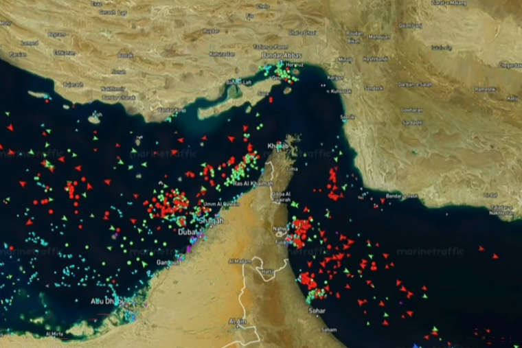 Capture d’écran, tirée d’un enregistrement vidéo du site MarineTraffic le 21 avril 2026, montrant une visualisation des données du trafic maritime dans le Golfe, le détroit d’Ormuz et le golfe d’Oman, entre le 18 et le 20 avril, dans le contexte d’une trêve fragile entre les États-Unis et l’Iran ( MARINETRAFFIC.COM / - )