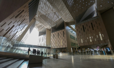 Des visiteurs marchent dans l'entrée du Grand musée égyptien (GEM) du Caire le 25 février 2025, avant son ouverture officielle ( AFP / Hasan MROUE )