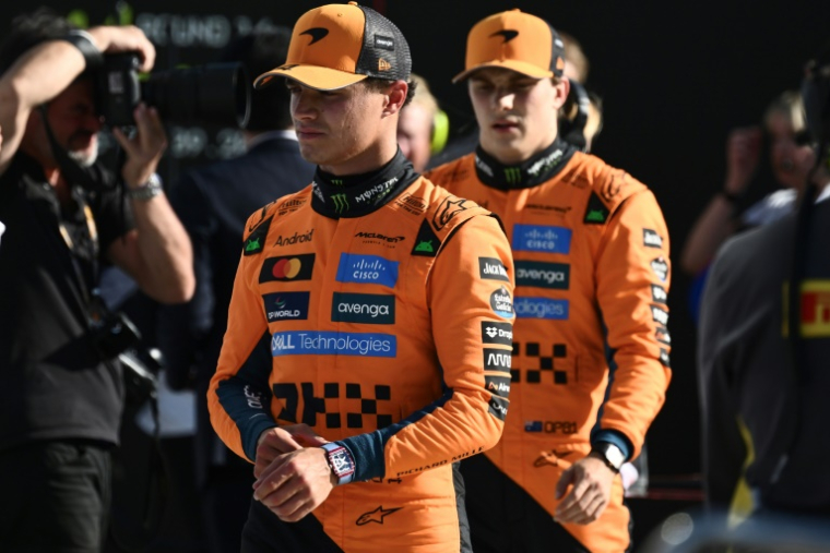 Les pilotes de l'écurie McLaren de Formule 1, le Britannique Lando Norris (à gauche) et l'Australien Oscar Piastri (à droite) après la séance de qualification du Grand Prix d'Italie sur le circuit de Monza le 6 septembre 2025. ( AFP / Philippe Lopez )