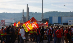 Des travailleurs de TotalEnergies et d'Esso ExxonMobil manifestent devant la raffinerie de TotalEnergies, à La Mède