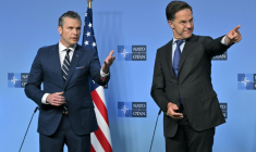 Le secrétaire général de l'Otan, Mark Rutte (d), et le secrétaire américain à la Défense, Pete Hegseth, lors d'une allocution avant une réunion des ministres de la Défense au siège de l'Otan, à Bruxelles, le 5 juin 2025 ( AFP / NICOLAS TUCAT )