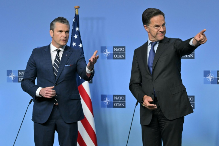 Le secrétaire général de l'Otan, Mark Rutte (d), et le secrétaire américain à la Défense, Pete Hegseth, lors d'une allocution avant une réunion des ministres de la Défense au siège de l'Otan, à Bruxelles, le 5 juin 2025 ( AFP / NICOLAS TUCAT )