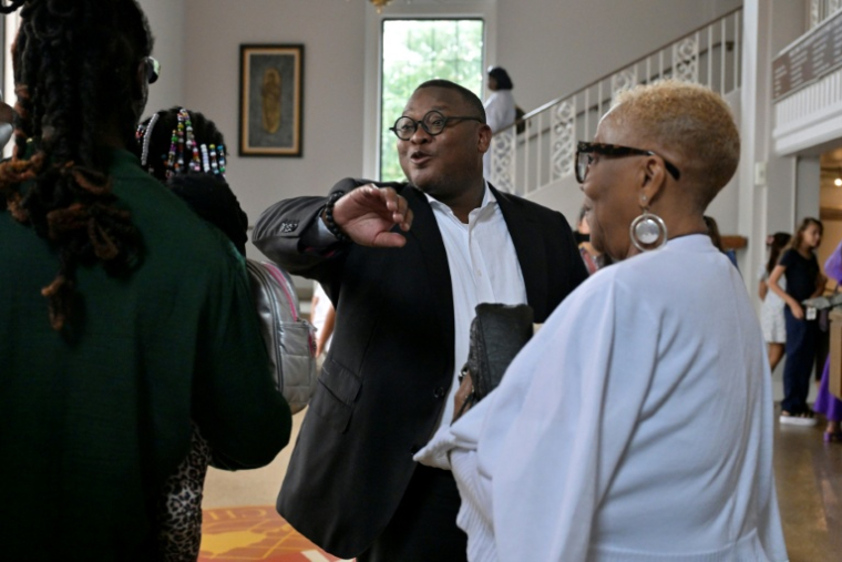 Le pasteur Lawrence Turner échange avec des fidèles à la Mississippi Boulevard Church, à Memphis, le 2 août 2026 ( AFP / Brandon DILL )