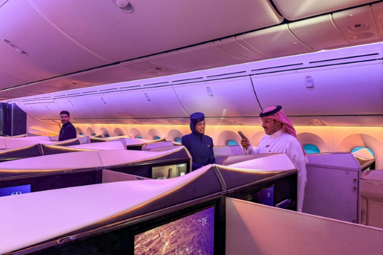 L'intérieur d'un Boeing 787-9 Dreamliner de la compagnie Riyadh Air à l'aéroport international de Riyad le 7 juin 2026 ( AFP / Sofiane ALSAAR )