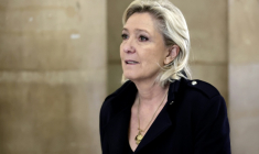 Marine Le Pen, présidente du groupe parlementaire du Rassemblement National (RN), arrive au Palais de Justice de Paris, le 21 janvier 2026, après une pause lors du procès en appel des assistants parlementaires d'eurodéputés de son parti ( AFP / STEPHANE DE SAKUTIN )