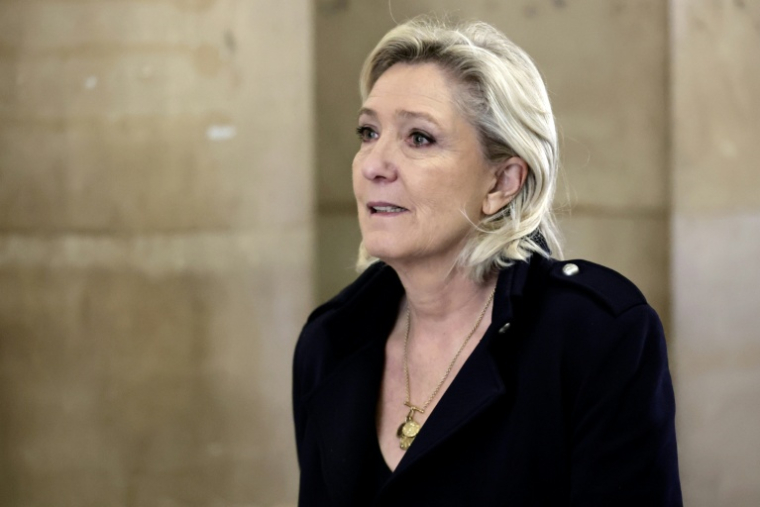 Marine Le Pen, présidente du groupe parlementaire du Rassemblement National (RN), arrive au Palais de Justice de Paris, le 21 janvier 2026, après une pause lors du procès en appel des assistants parlementaires d'eurodéputés de son parti ( AFP / STEPHANE DE SAKUTIN )