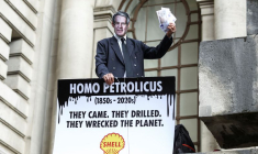 DES MANIFESTANTS POUR LE CLIMAT BLOQUENT LA RÉUNION DES ACTIONNAIRES DE SHELL
