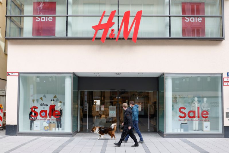 LES VENTES DE H&M BAISSENT LÉGÈREMENT MOINS QUE PRÉVU AU T1