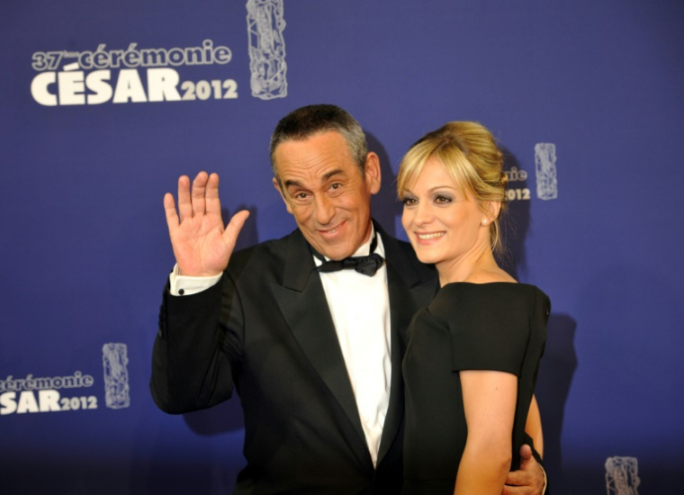 L'animateur et producteur Thierry Ardisson pose avec son épouse Audrey Crespo-Mara à son arrivée à la cérémonie des 37e César, le 24 février 2012, au théâtre du Châtelet à Paris ( AFP / BERTRAND LANGLOIS )