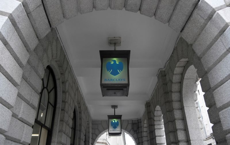 Le logo de la banque Barclays est visible sur des lampes en verre à l'extérieur d'une succursale de la banque dans le quartier financier de la City à Londres