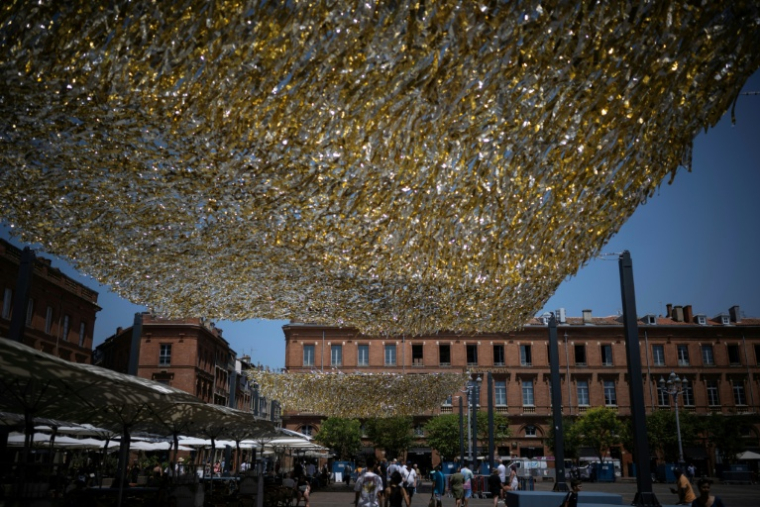 Des installations pour fournir un peu d'ombre sur la place du Capitole à Toulouse, le 19 juin 2026, lors d'un épisode de canicule en France ( AFP / Lionel BONAVENTURE )