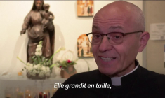 Pâques: une foule d'adultes reçoivent leur baptême à Lyon