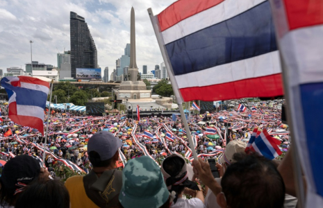 Manifestation pour réclamer la démission de la première ministre thaïlandaise Paetongtarn Shinawatra, le 28 juin 2025 à Bangkok  ( AFP / Chanakarn Laosarakham )