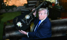 Le président américain Donald Trump montre la réplique d'une guitare d'Elvis Presley après l'avoir signée, le 23 mars 2026 lors d'une visite à Graceland, dans le Tennessee ( AFP / SAUL LOEB )