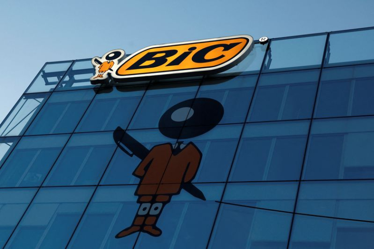 Le logo de BIC au siège social de l'entreprise à Clichy près de Paris