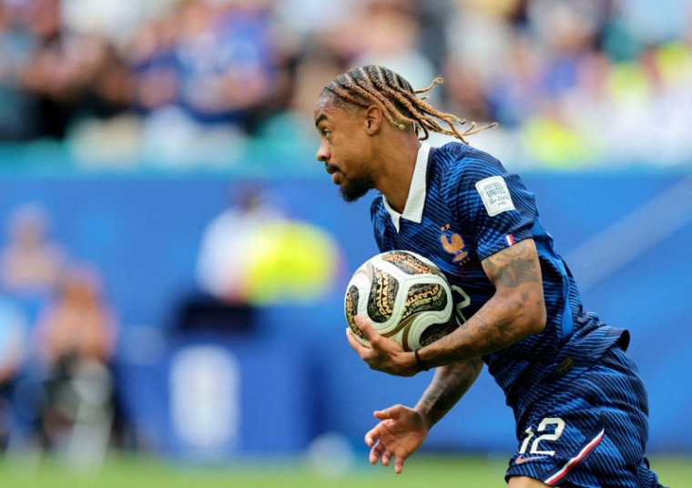 Bradley Barcola (France) célèbre le deuxième but de son équipe contre l'Angleterre dans la Coupe du monde de la FIFA 2026