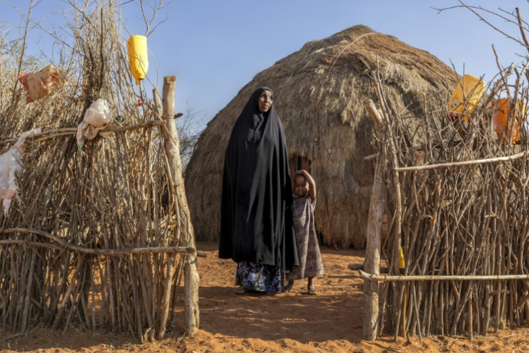 La Kényane Harada Hussein Abdirahman, qui a survécu à une longue infection au kala-azar, se tient le 22 janvier 2026 au côté de sa petite-fille, dans son village près de Mandera, dans le nord-est du Kenya ( AFP / Tony KARUMBA )