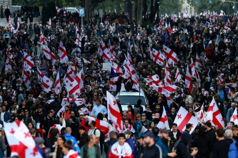 Manifestation contre le pouvoir à Tbilissi, lors des élections locales, le 4 octobre 2025 en Géorgie ( AFP / Giorgi ARJEVANIDZE )