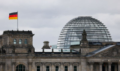 Le drapeau allemand flotte à l'extérieur du bâtiment du Reichstag, le siège du parlement allemand, le Bundestag, à Berlin