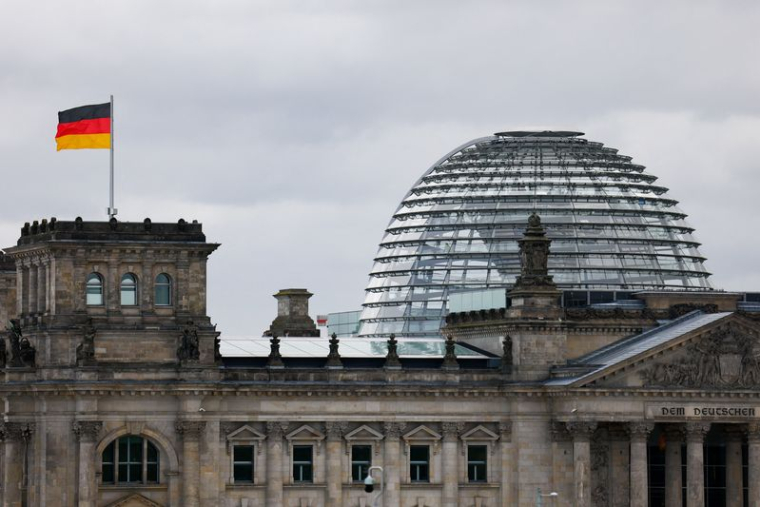 Le drapeau allemand flotte à l'extérieur du bâtiment du Reichstag, le siège du parlement allemand, le Bundestag, à Berlin