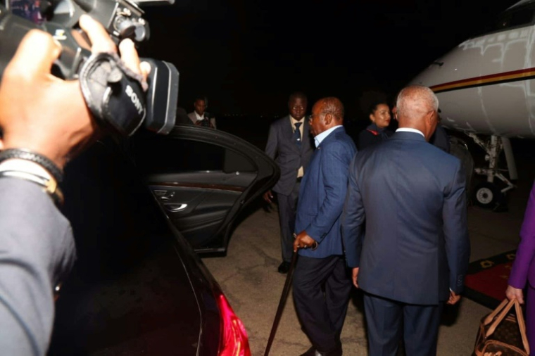 Image prise et diffusée par la présidence angolaise le 16 mai 2025, montrant l'ex-président gabonais Ali Bongo Ondimba (au centre) marchant vers un véhicule après être descendu d'un avion sur un aéroport de Luanda, en Angola ( Angola Presidency / - )
