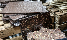Des tablettes de chocolat exposées sur un stand du 30e Salon du Chocolat à Paris, le 28 octobre 2025 ( AFP / Thibaud MORITZ )
