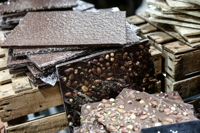 Des tablettes de chocolat exposées sur un stand du 30e Salon du Chocolat à Paris, le 28 octobre 2025 ( AFP / Thibaud MORITZ )
